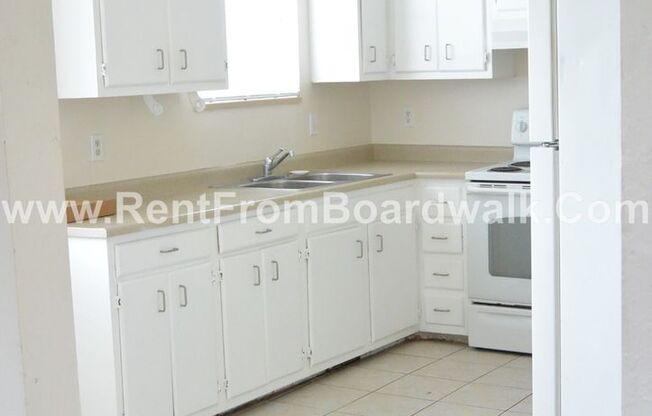 2 beds, 1 bath, 832 sqft, $1,375