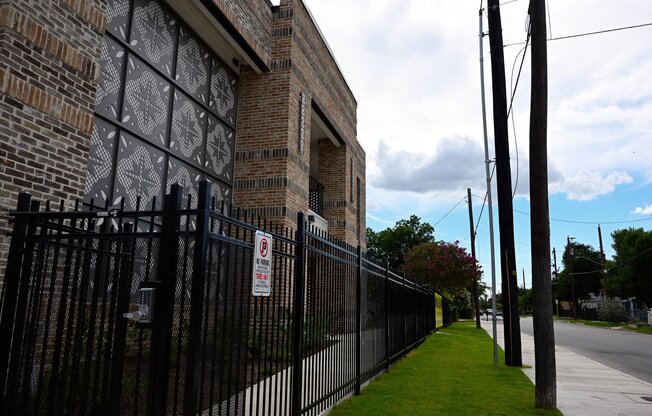 1606 EL PASO ST