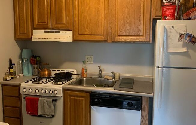 2 beds, 1 bath, 645 sqft, $1,820, Unit 03