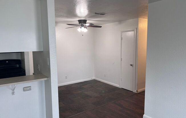 2 beds, 1 bath, 900 sqft, $1,000, Unit 20