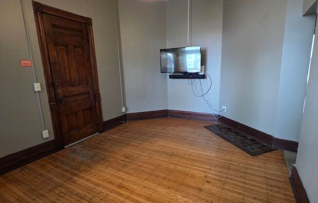 2 beds, 1 bath, $1,500, Unit 15-1