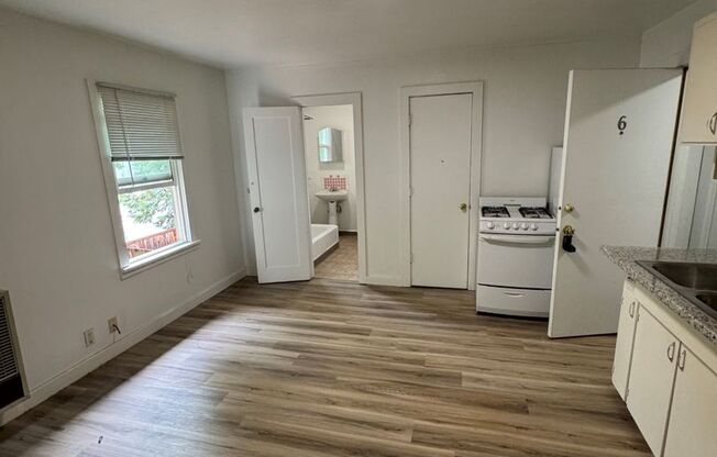 1 bed, 1 bath, 500 sqft, $1,050, Unit 1121 Washington St #6