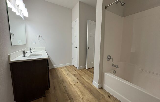 1 bed, 1 bath, 885 sqft, $1,645, Unit 5117-103