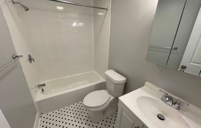 2 beds, 1 bath, 750 sqft, $2,199, Unit 5641 Hobart St. #B2
