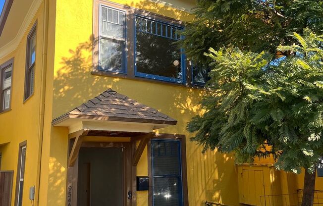 Beautiful serene garden apartment in Craftsman home w/front garden and in unit washer/dryer and pet friendly!