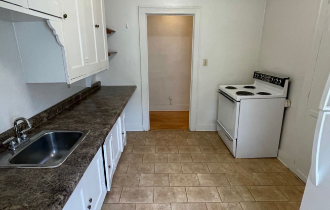 3 beds, 1 bath, 950 sqft, $1,050