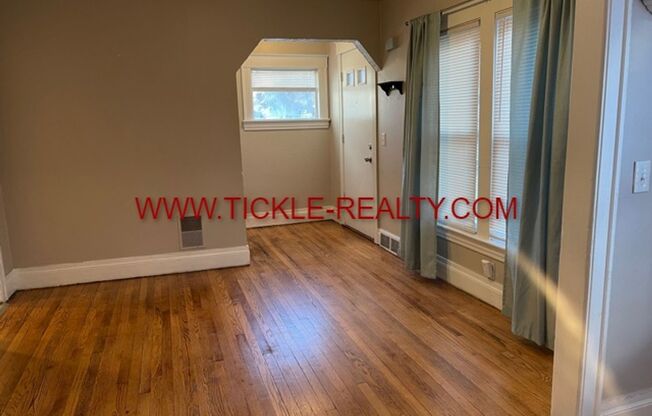 2 beds, 1 bath, $1,200, Unit 4 Whalin Street