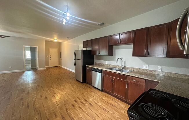 2 beds, 2 baths, 946 sqft, $1,600, Unit Unit 4