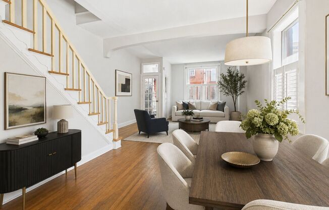 SEPTEMBER 10 Large FAIRMOUNT TOWNHOUSE - private patio
