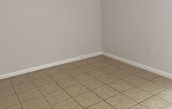 Location, location, location! 876 SF Unit- 2bd/1ba near UF - Brandywine Condos