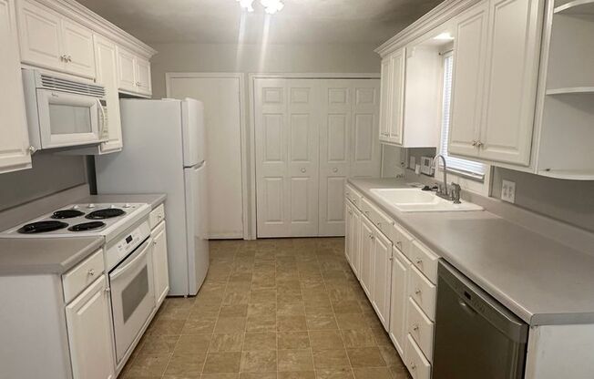 3 beds, 1 bath, $1,095