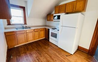 2 beds, 1 bath, $900, Unit 120 6th ST E #4