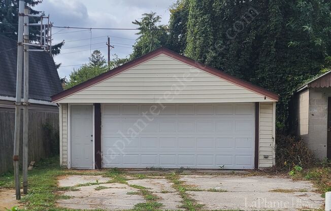 3 beds, 1 bath, $700