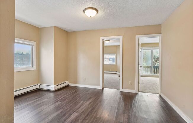 2 beds, 1 bath, $1,050, Unit Unit 5