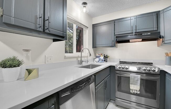 2 beds, 2 baths, $2,300, Unit 204