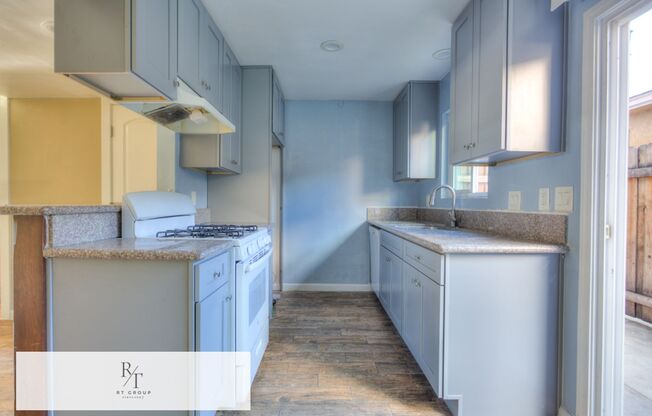 Jana - * 14049 Dicky St