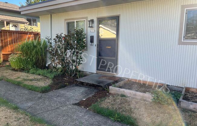 2 beds, 1 bath, 840 sqft, $1,995