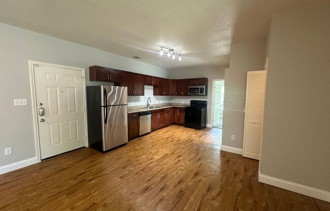 2 beds, 2 baths, 946 sqft, $1,600, Unit Unit 4