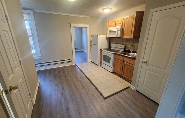 1 bed, 1 bath, 650 sqft, $950, Unit 1F