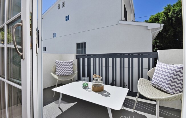4641 CAHUENGA BLVD