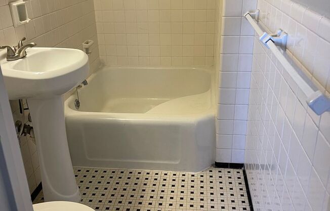 1 bed, 1 bath, 365 sqft, $950, Unit 10A