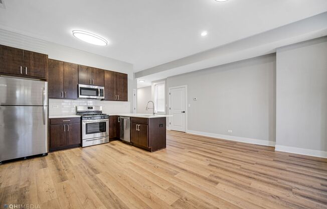 2735 W Polk St