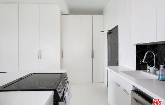 1 bed, 1 bath, 1,040 sqft, $2,750, Unit 502