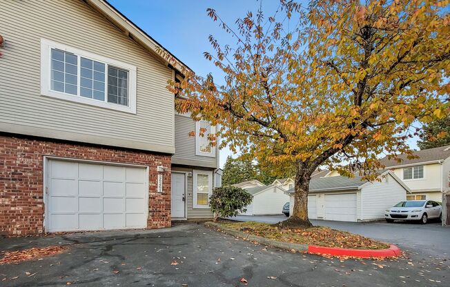 Kent East Hill Townhome with Garage & Patio