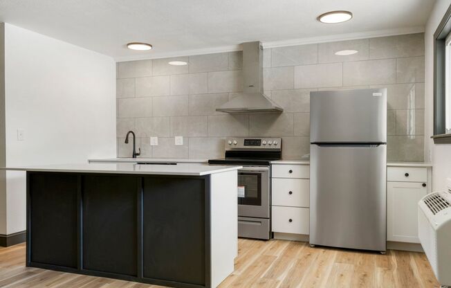 1 bed, 1 bath, 550 sqft, $895, Unit ONYX at 7th #9