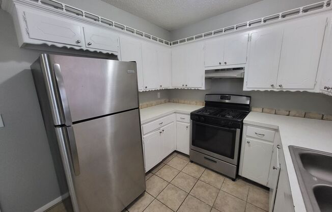 2 beds, 1 bath, $1,100, Unit 4