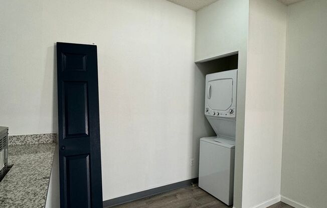 2 beds, 1 bath, 682 sqft, $1,300, Unit 35