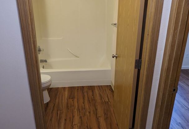 2 beds, 1 bath, 750 sqft, $1,195, Unit 20