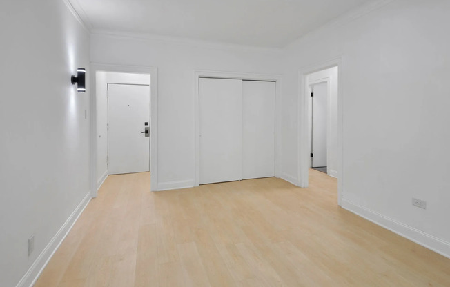 931 905 W CARMEN AVE