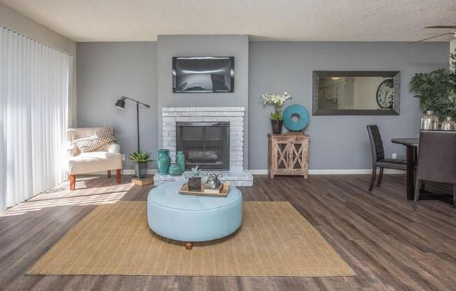 2 beds, 1 bath, 900 sqft, $1,610, Unit 17-056