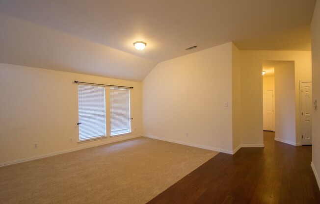 Beautifully-crafted 4/2/2 in great neighborhood close to parks and shops!