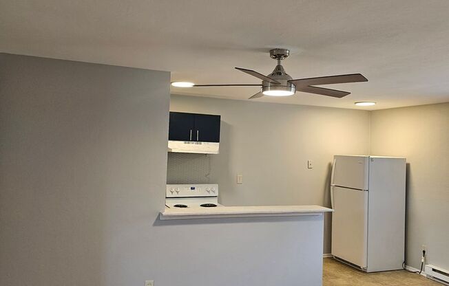 1 bed, 1 bath, 605 sqft, $850, Unit 323 E. Little Creek Road #3