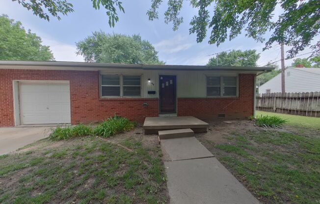 2-Bedroom Home with Garage & Off-Street Parking – 104 S Mt Carmel, Wichita, KS