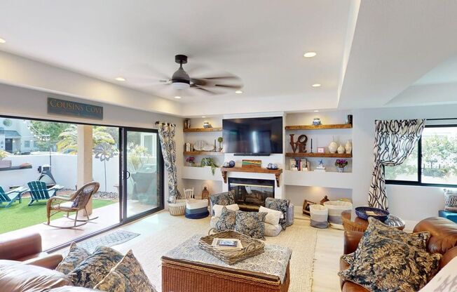 962 E AVE