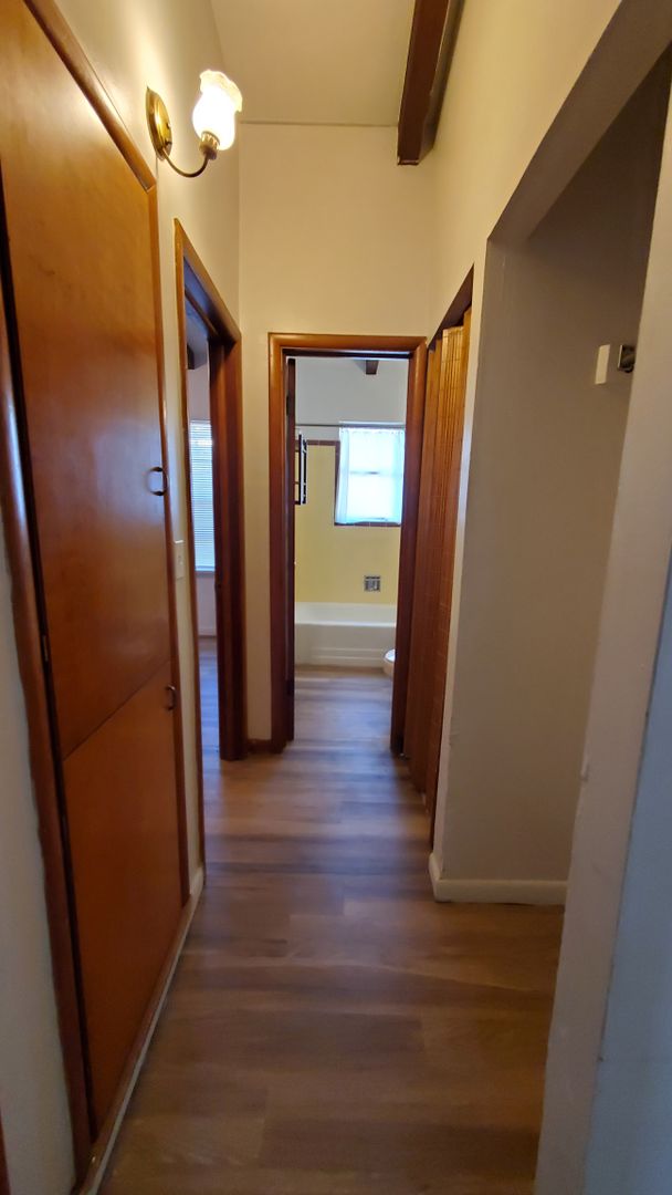 (2) Bed/(1) Bath Close to Campus Avail Now! Month-to-Month Only. Reserved Parking Space!