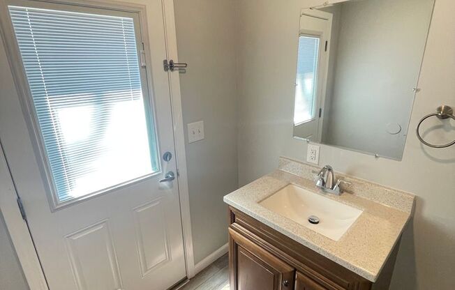 2 beds, 1 bath, 725 sqft, $1,350, Unit Highw2010