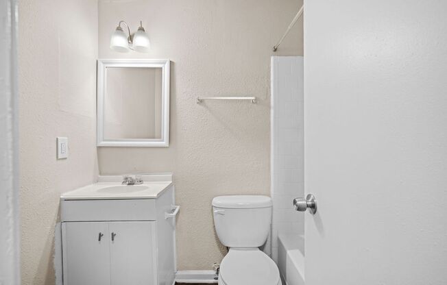 3 beds, 2 baths, 1,300 sqft, $1,399, Unit 118