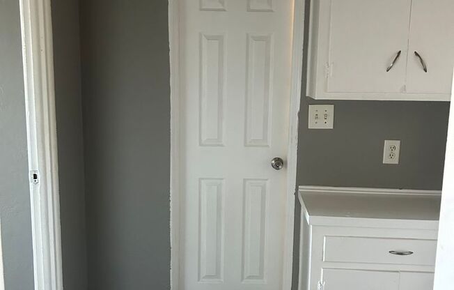 2 beds, 1 bath, 750 sqft, $1,070, Unit B02 1016 17