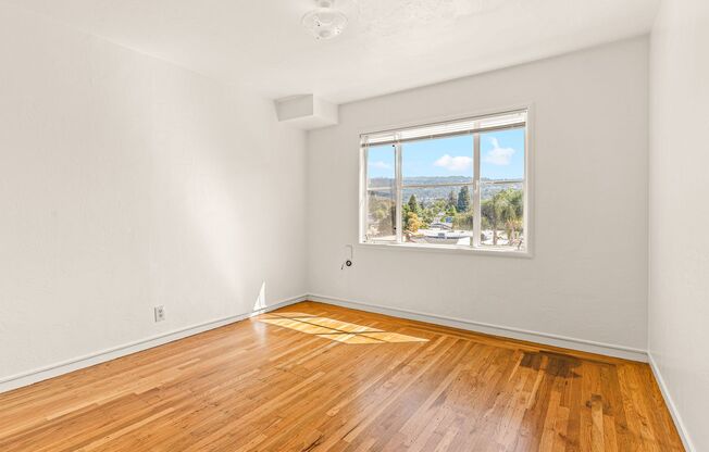 Top Floor Art Deco Apartment in Laurel Heights; 2 Bed, 1 Bath Near Shops & Transit!