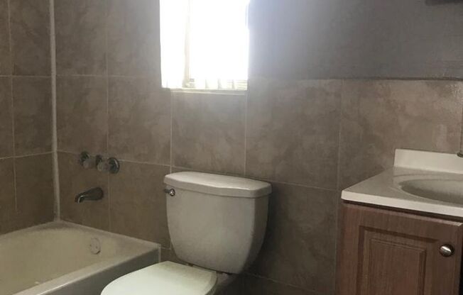 3 beds, 1 bath, 880 sqft, $2,000, Unit 5300-22