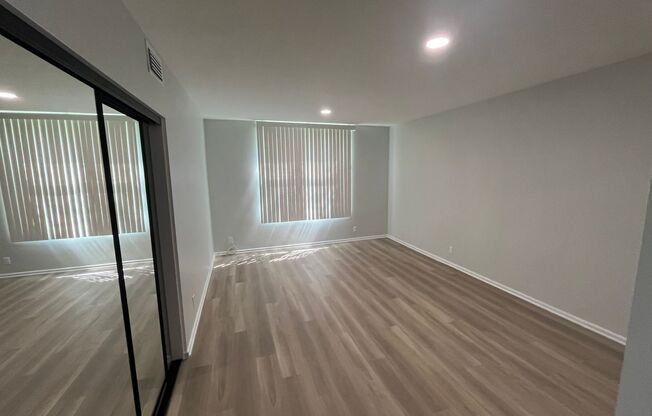 1 bed, 1 bath, 700 sqft, $2,998