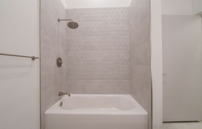 3 beds, 2 baths, 1,348 sqft, $2,622, Unit 114