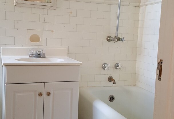 Studio, 1 bath, 275 sqft, $1,000, Unit 301