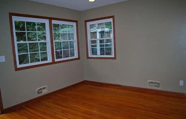 4 beds, 2 baths, $2,100, Unit 1105 22nd Ave SE