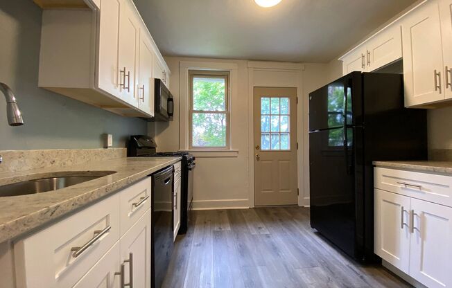 Charming Three Bedroom Townhouse in Squirrel Hill! Covered Front Porch + Back Yard! Call Today!