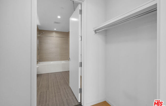 2 beds, 2 baths, 1,305 sqft, $4,800, Unit 2811